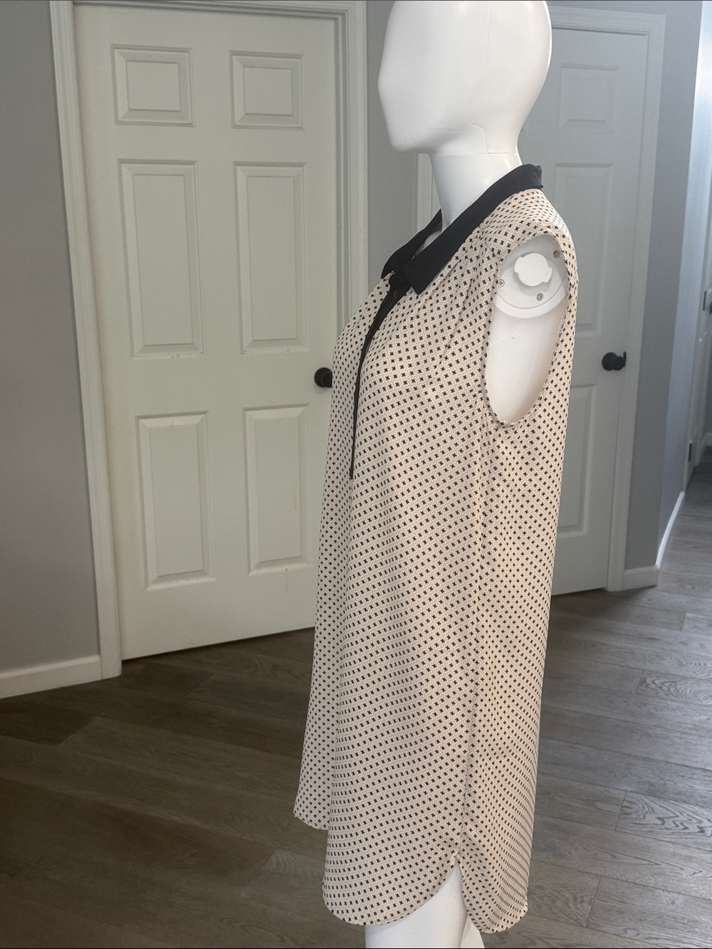 H&M Black, White, Taupe Geometric Dot Black Collar Sleeveless Shirt Sheath Dress - Picture 3 of 7